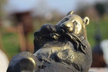 Bronze animalier signé sur marbre,panda dévorant bambou