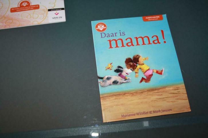NIEUWSTAAT : Daar is mama ! – Marianne Witvliet & Mark Janss, Boeken, Kinderboeken | Kleuters, Zo goed als nieuw, Fictie algemeen