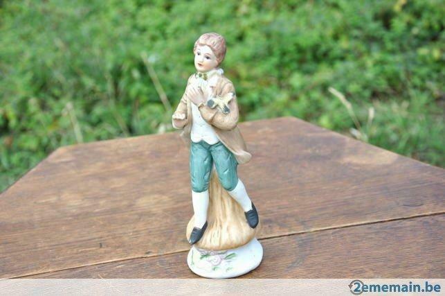 statue en biscuit gentilhomme sans  chapeau a l' oiseau
