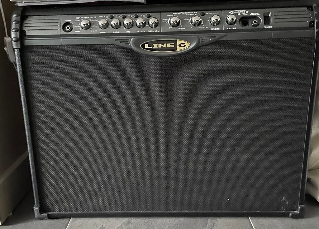 Versterker Line 6 met voetbedienkng, Muziek en Instrumenten, Versterkers | Bas en Gitaar, Ophalen, Zo goed als nieuw, Gitaar