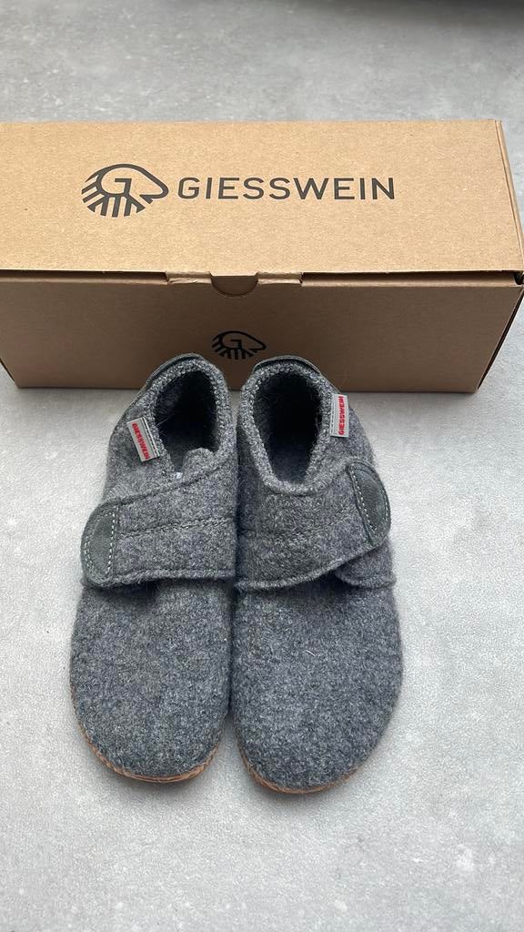 Chaussons Giesswein laine gris taille 29, Ophalen, Nieuw, Meisje
