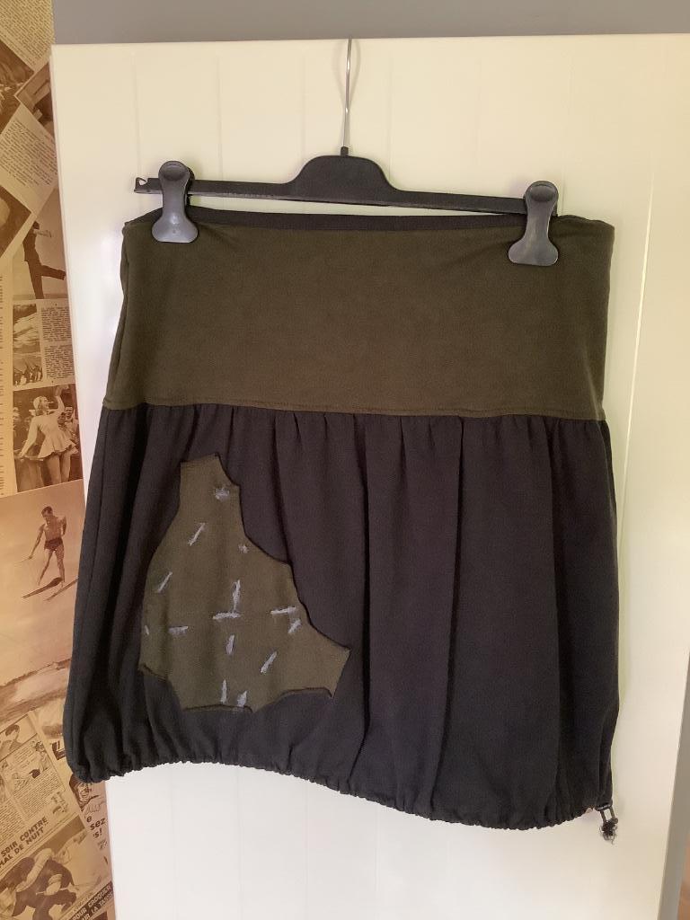 Jupe noire et kaki taille L Zergatik, Kleding | Dames, Zwart, Ophalen of Verzenden, Zo goed als nieuw, Knielengte