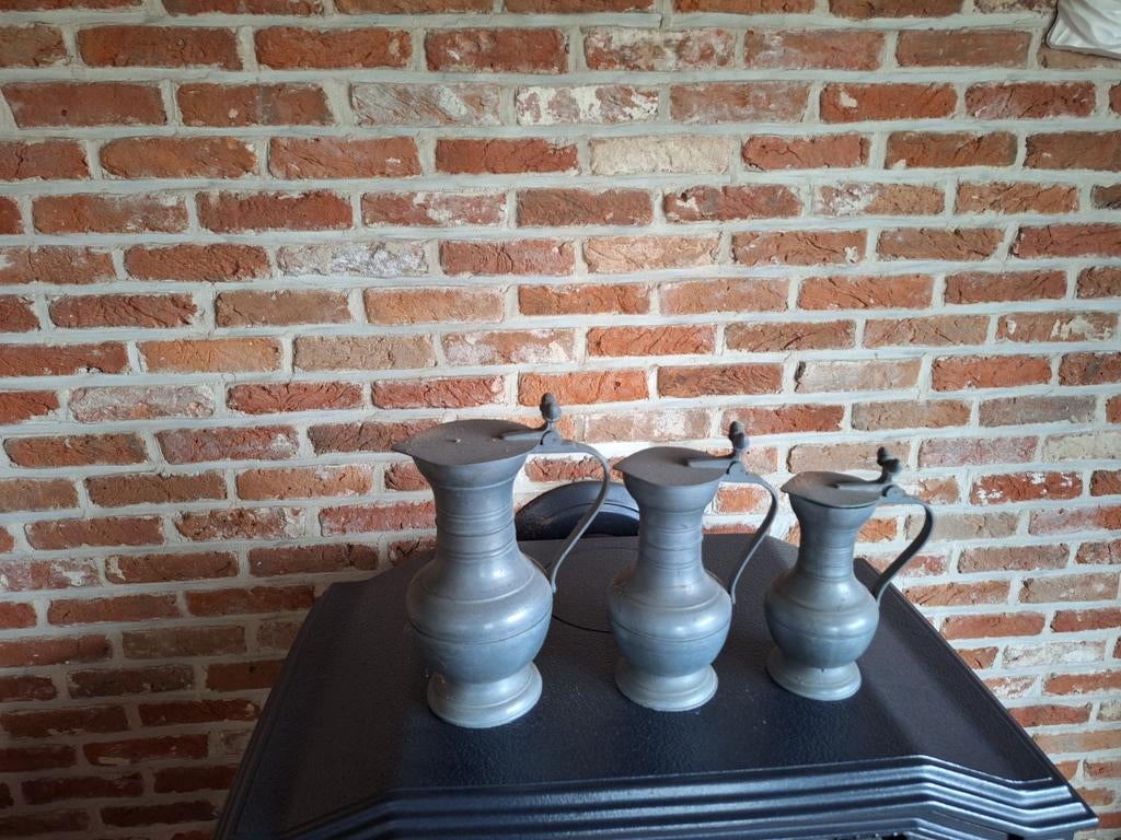 3 kannen in tin, Ophalen