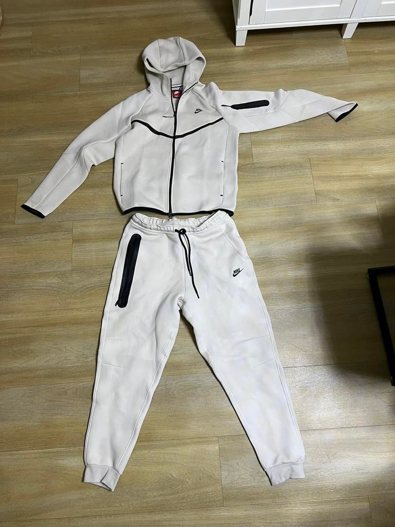 Ensemble nike tech beige, Enlèvement ou Envoi, Comme neuf