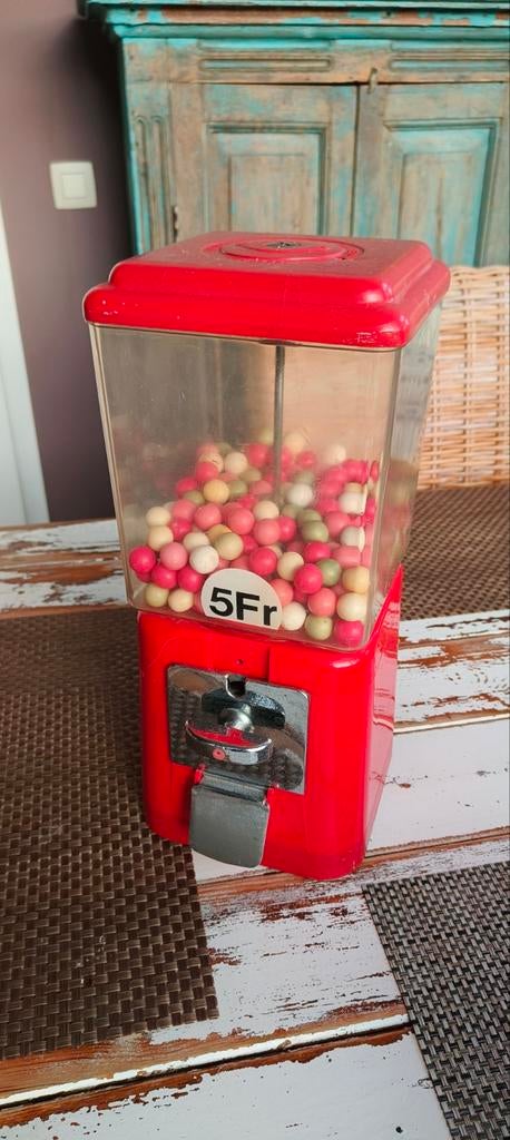 Ancien distributeur à chiques, Enlèvement