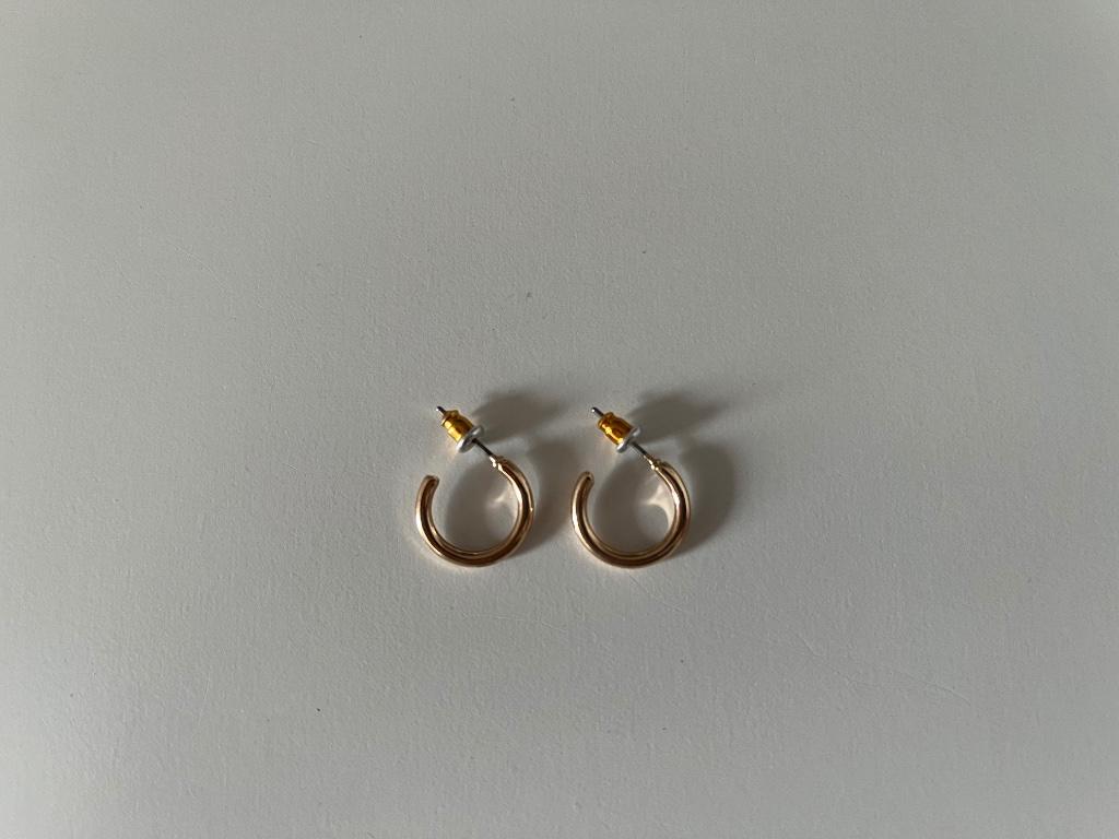 HEMA, goudkleurige oorbellen met steker (nieuw), Ophalen of Verzenden, Nieuw, Hema