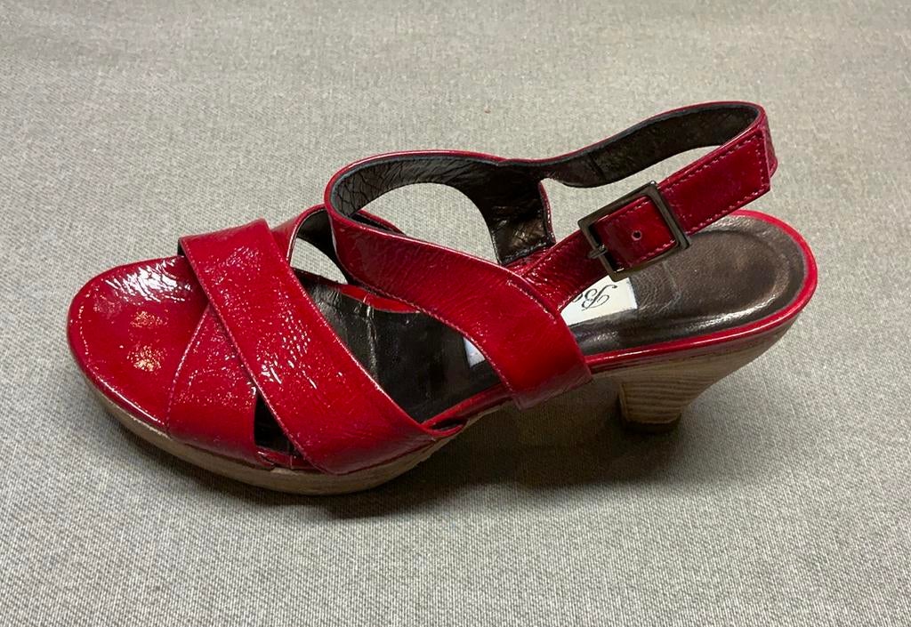 Rode hak sandalen maat 35 benoite c, Vêtements | Femmes, Rouge, Comme neuf, Enlèvement, Sandales et Mûles