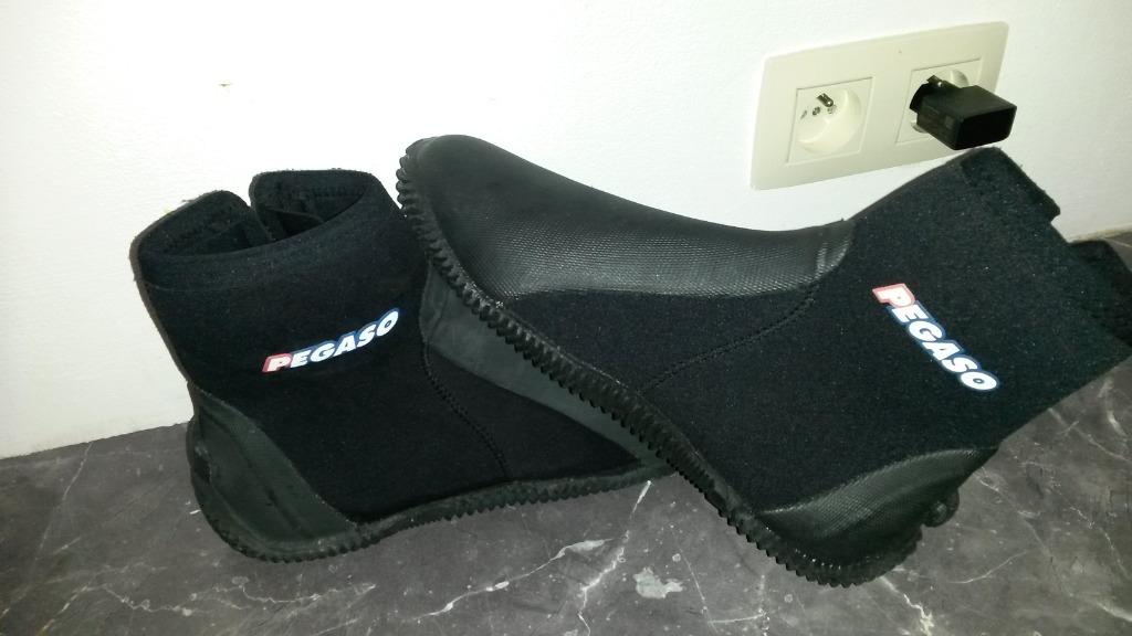 chaussons (neuve)néoprène anti-dérapante Pegaso., Enlèvement ou Envoi, Neuf, Autres types