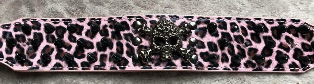 Roze hondenhalsband schedel, luipaard en puistjes, Dieren en Toebehoren, Ophalen of Verzenden, Zo goed als nieuw