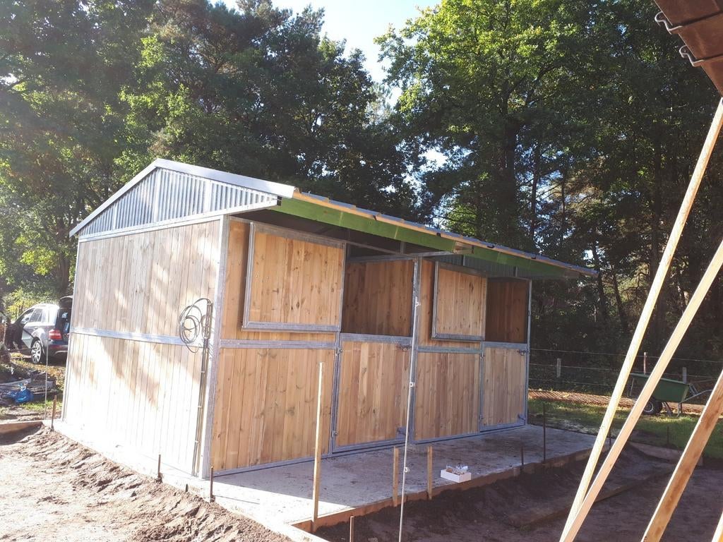 Schuilstal buitenstal  weide stal boxen  paardenstal