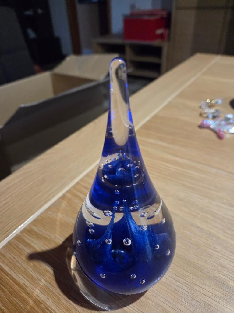 Bohemian art glas blauwe druppel, Enlèvement