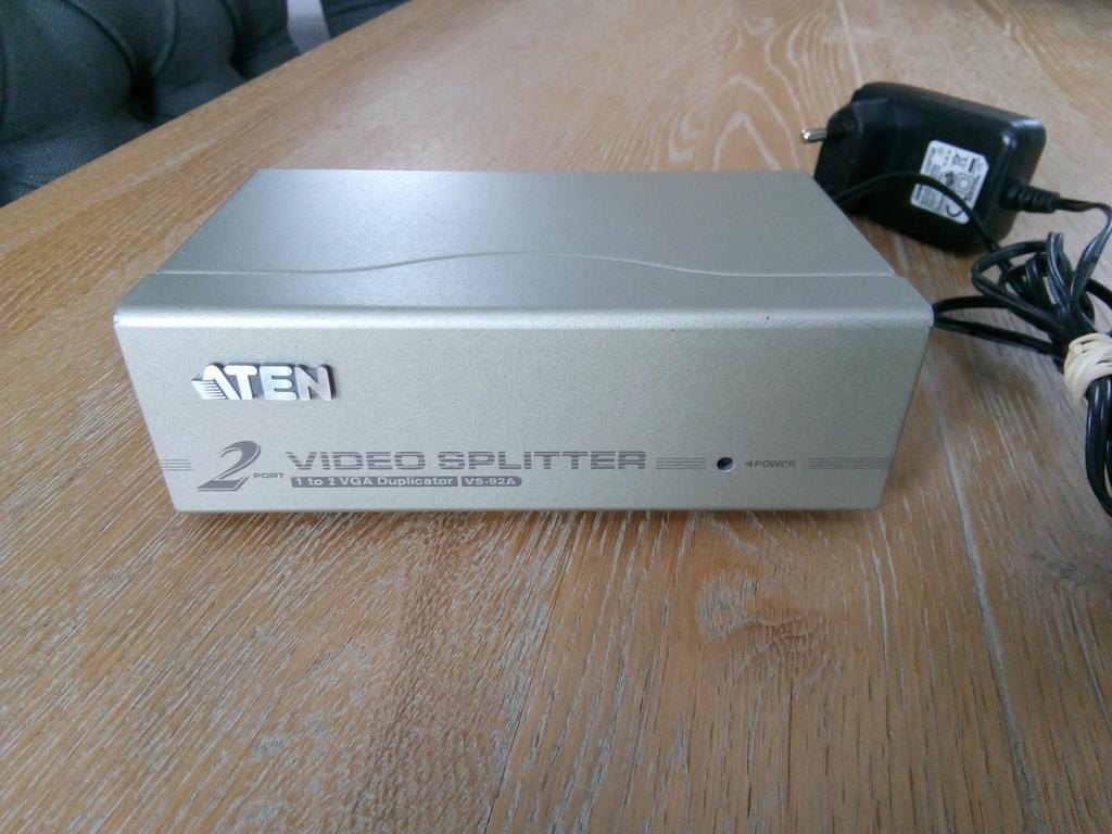 2 Port video splitter, Ophalen of Verzenden, Zo goed als nieuw