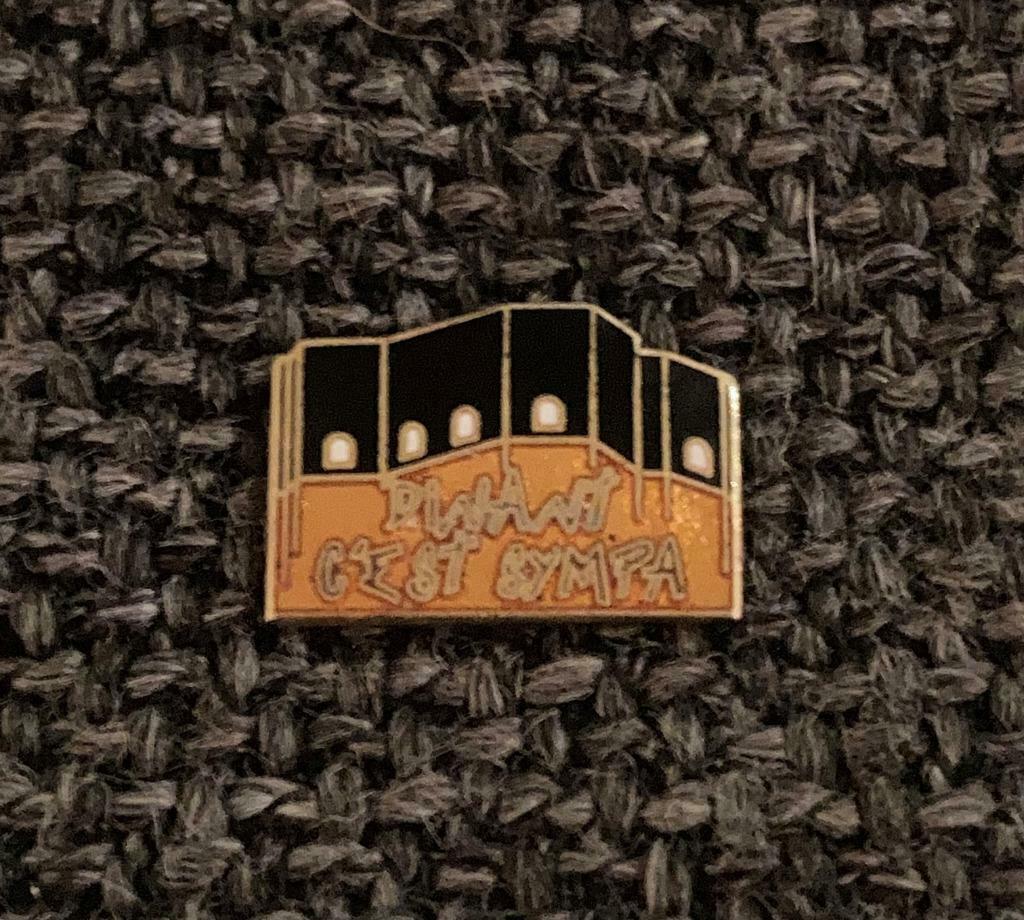 PIN - DINANT C'EST SYMPA, Collections, Broches, Pins & Badges, Envoi, Utilisé, Ville ou Campagne, Insigne ou Pin's