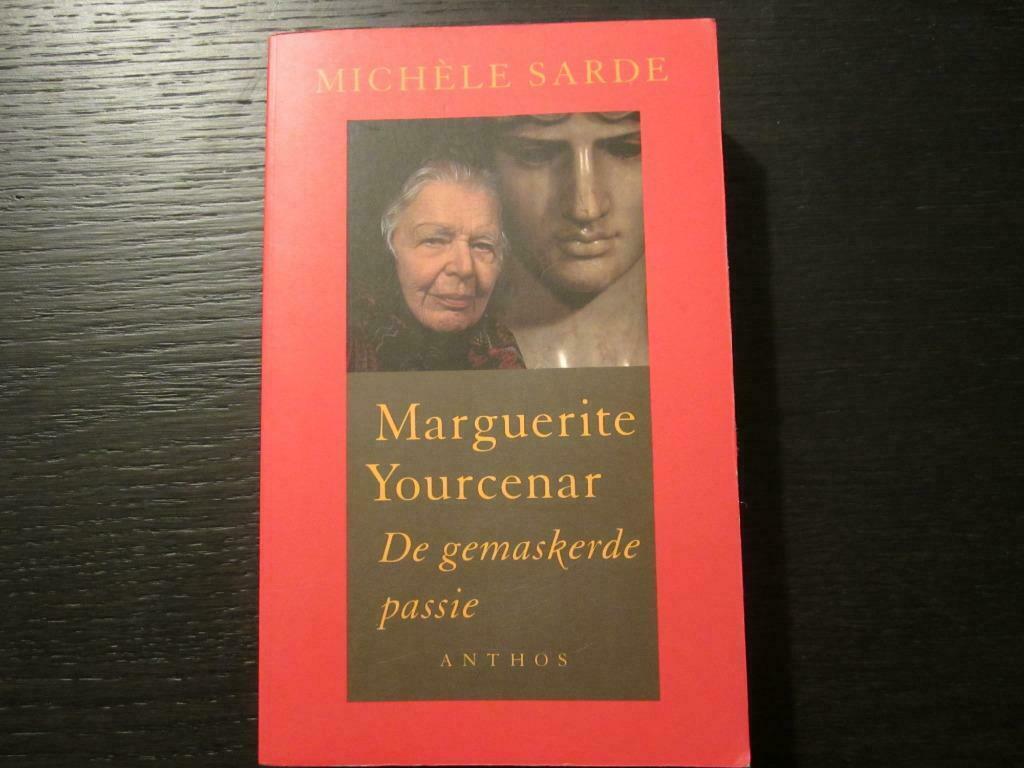 Marguerite Yourcenar -De gemaskerde passie- Michèle Sarde, Boeken, Ophalen of Verzenden, Gelezen