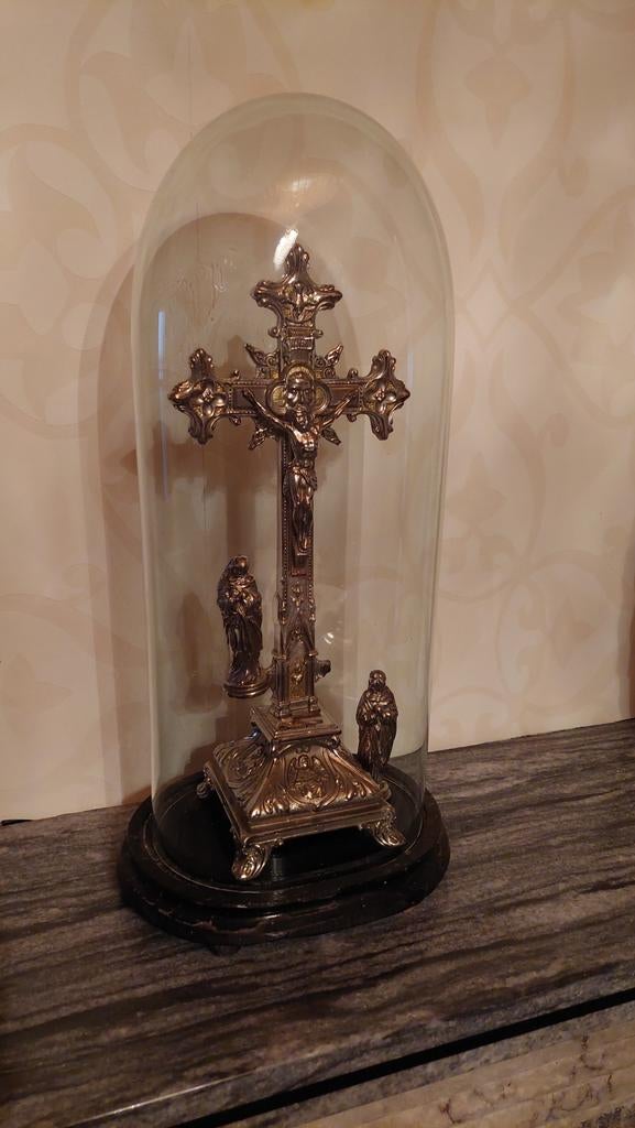 Statue du Christ sous une cloche de verre, Enlèvement, Utilisé