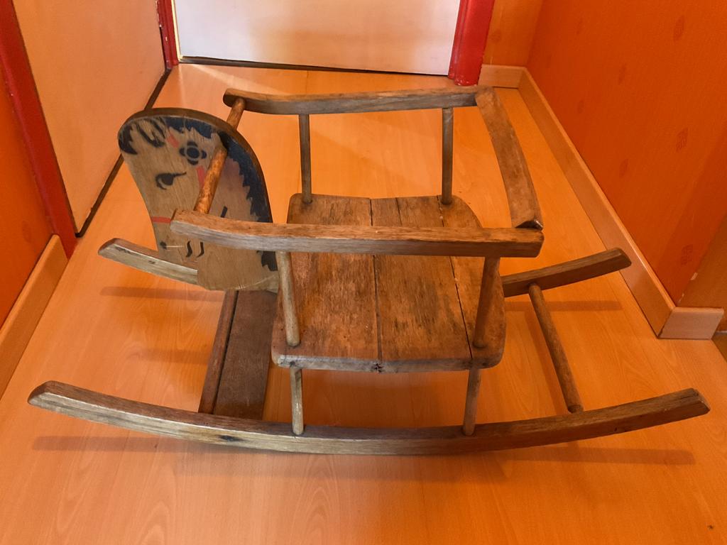 Vieux cheval à bascule pour déco., Ophalen