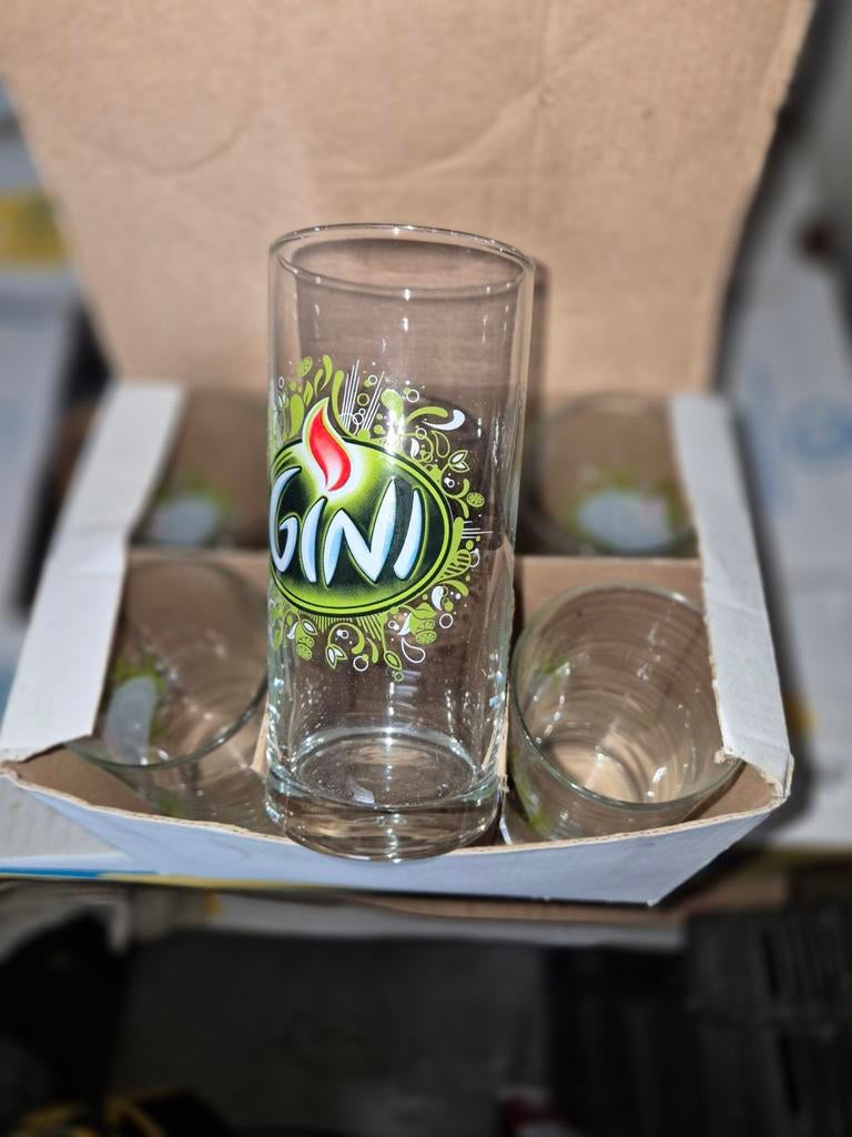 6 gini glazen, Collections, Envoi