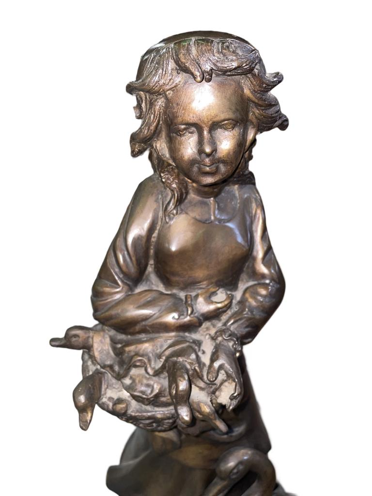 Groot brons met bruine patina - Jong meisje en zwaan - 19e, Antiek en Kunst, Ophalen of Verzenden, Brons