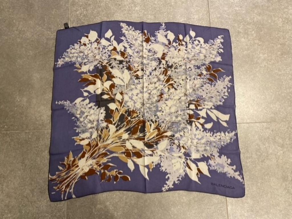 Balenciaga lila zijden foulard met bloemenprint, Kleding | Dames, Balenciaga, Ophalen of Verzenden, Zo goed als nieuw, Sjaal