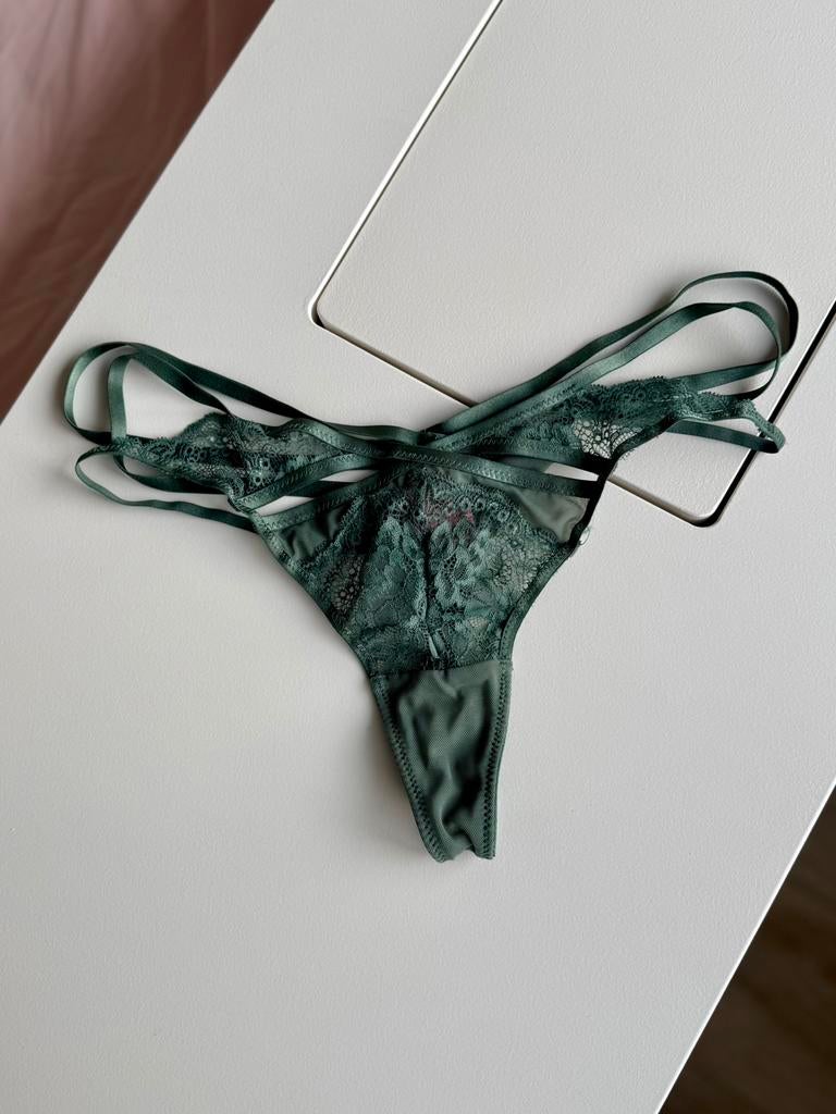 Muntgroene kanten Hunkemoller string, Kleding | Dames, Verzenden, Groen, String