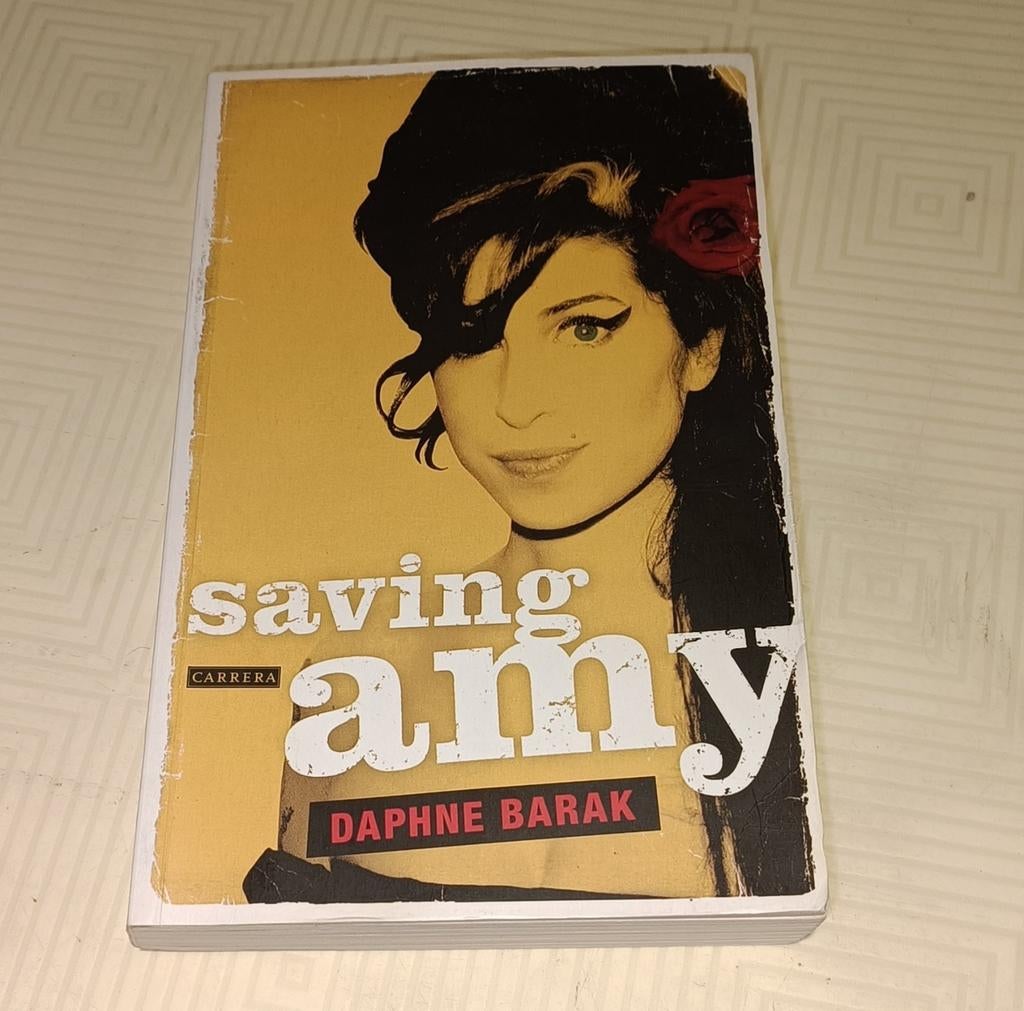Saving Amy van Daphne Barak, Boeken, Biografieën, Zo goed als nieuw, Film, Tv en Media, Ophalen of Verzenden