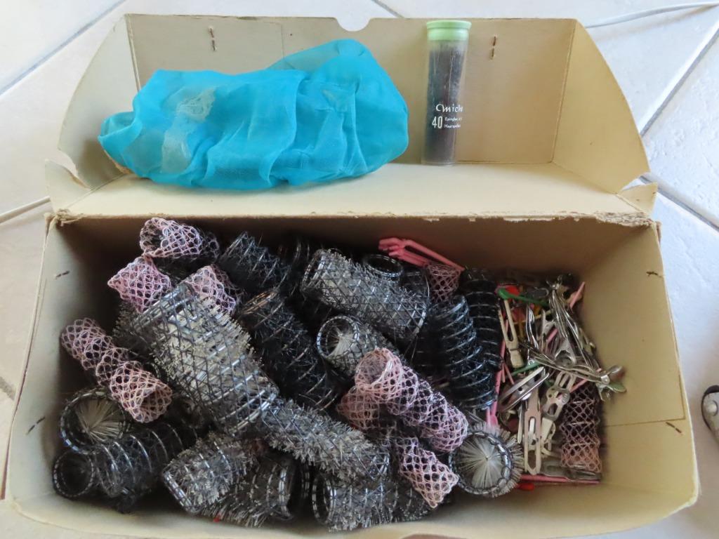 Boîte de bigoudis, rouleaux, pinces, Enlèvement ou Envoi, Utilisé