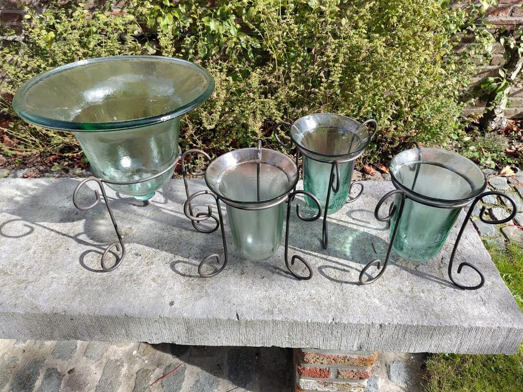 Metalen plantenstaanders met glazen stolp