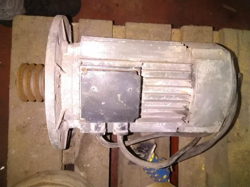 Moteur électrique triphasé 380v 2800 t /1400 t min 13A 7/8HP, Comme neuf