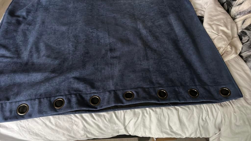 Blauwe isolerend gordijnen met roede, Ophalen, 100 tot 150 cm, Zo goed als nieuw, Isolerend moderne blauwe kleur (denim)