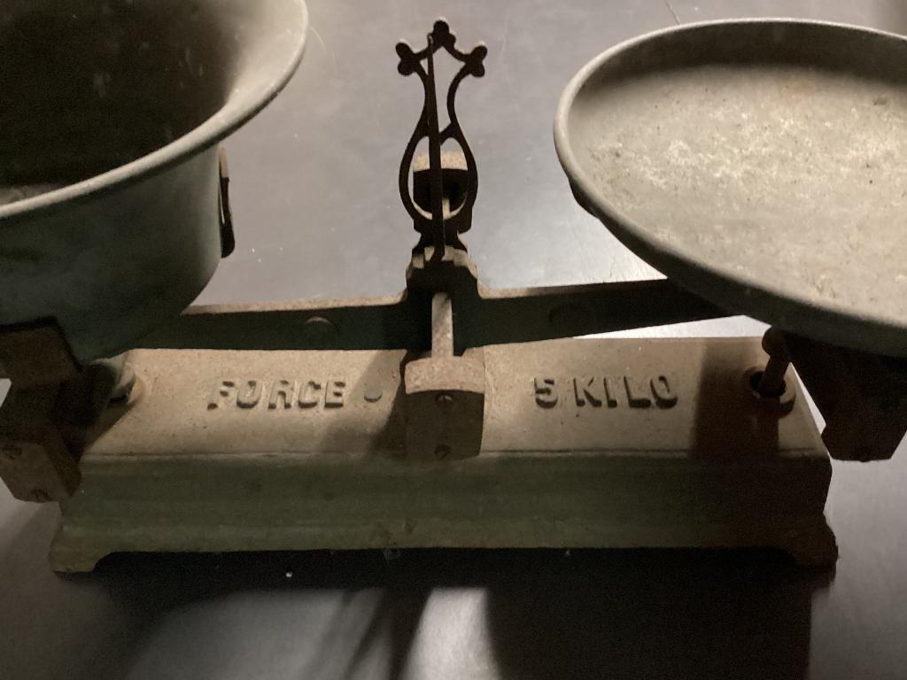 Zeer oude weegschaal., Ophalen