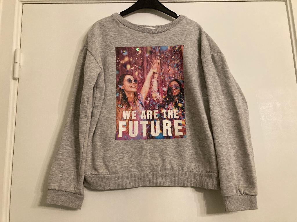 Grijze trui 'we are the future' - H&M - maat 146/152, Enfants & Bébés, Vêtements enfant | Taille 146, Enlèvement ou Envoi, Pull ou Veste