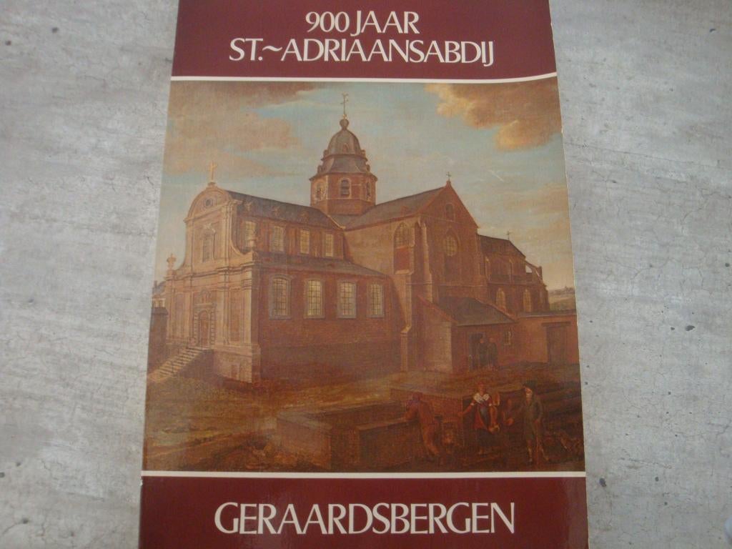 900 JAAR ST.-ADRIAANSABDIJ GERAARDSBERGEN-GESIGNEERD !, Boeken, Geschiedenis | Stad en Regio, Ophalen of Verzenden, Gelezen