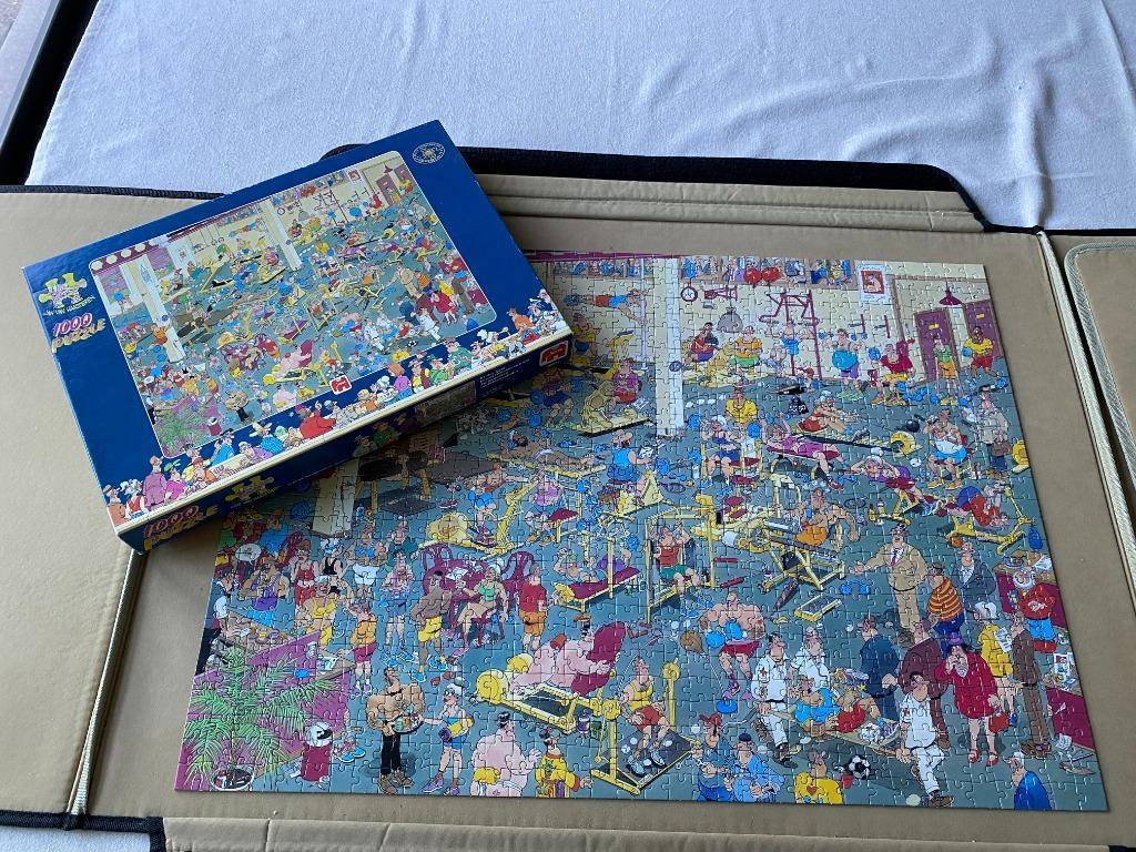 Jan Van Haasteren puzzel 1000 stuks - In het fitnesscentrum, Ophalen of Verzenden, 500 t/m 1500 stukjes, Zo goed als nieuw, Legpuzzel