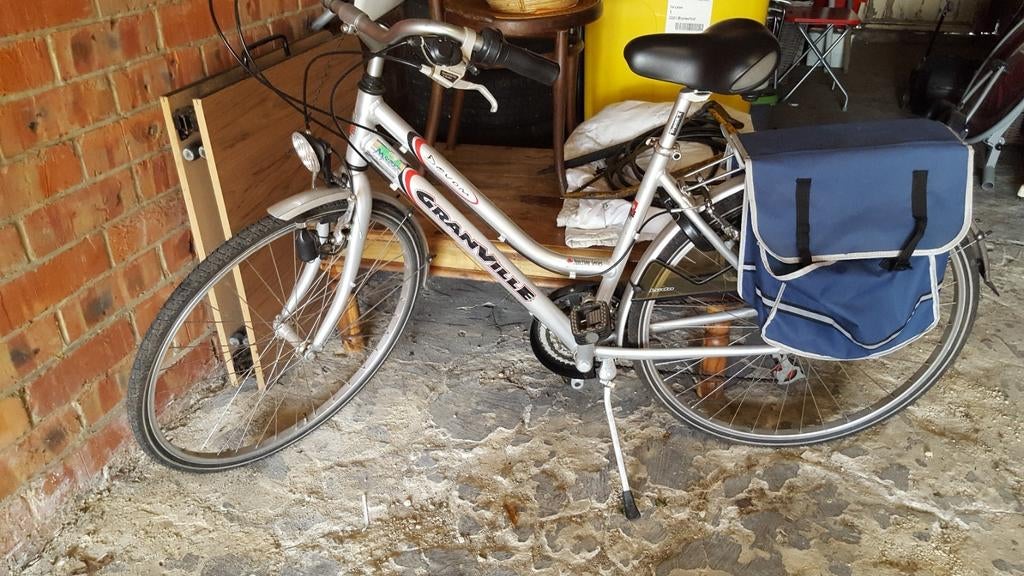 Fiets met versnellingen, ingebouwde bel, fietstassen, Fietsen en Brommers, Ophalen of Verzenden, Zo goed als nieuw