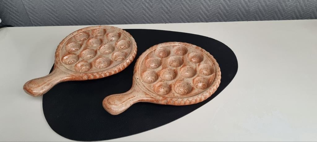 Lot de 2 plats à escargots en céramique émaillée, Assiettes(s), Céramique, Enlèvement, Utilisé