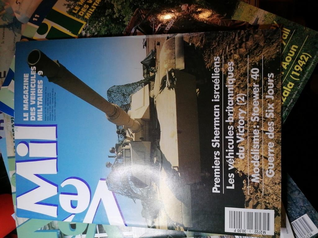 Vé mil. Magazines véhicules militaires., Enlèvement ou Envoi, Comme neuf