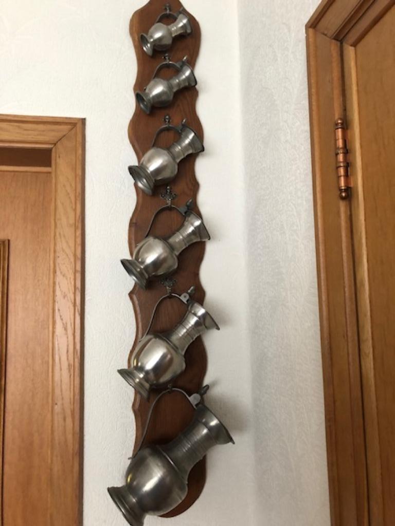 6 tinnen kruiken, Ophalen
