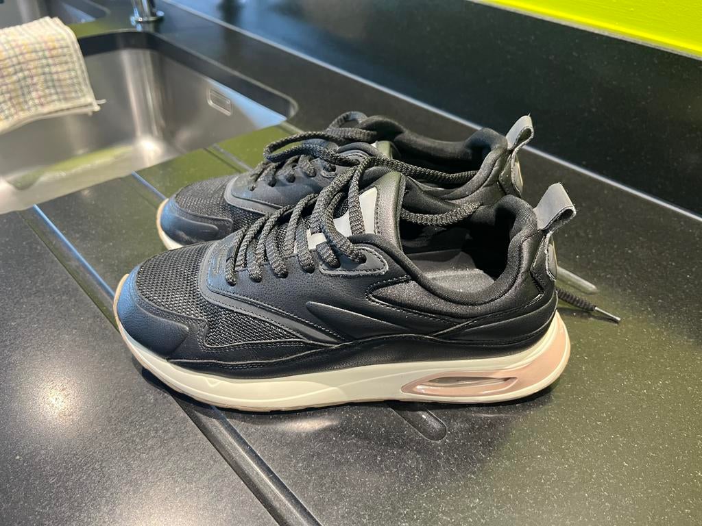 Hoff zwarte sneakers maat 39, Ophalen, Zo goed als nieuw, Sneakers