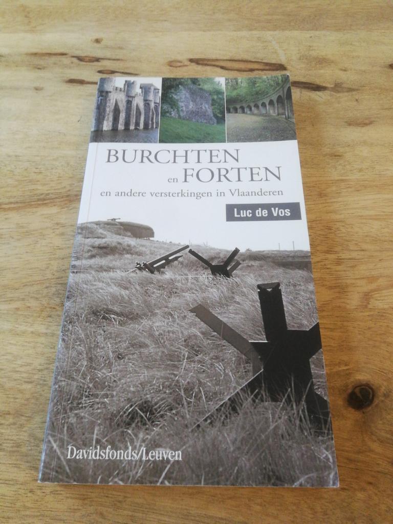 Luc de Vos - Burchten en forten in Vlaanderen, Enlèvement ou Envoi, Comme neuf, L. De Vos