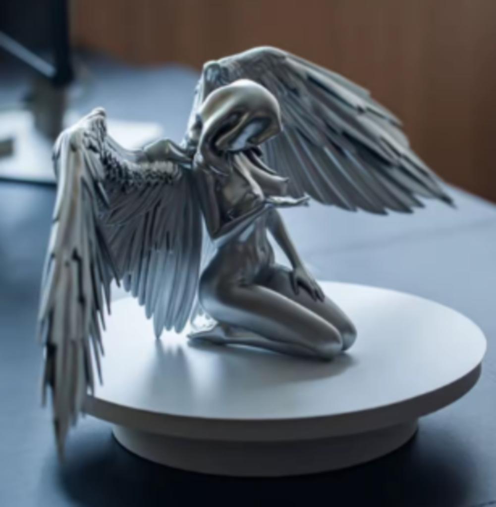 Belle statue d'ange assis de couleur argentée (18 cm de larg