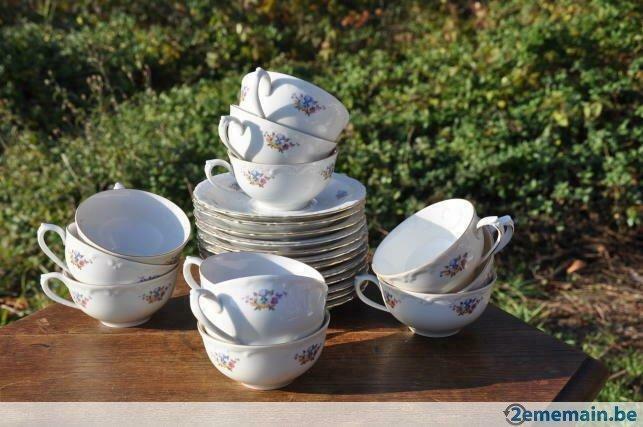12 tasses a café avec sous tasse sucrier et pot au lait, Antiquités & Art, Curiosités & Brocante