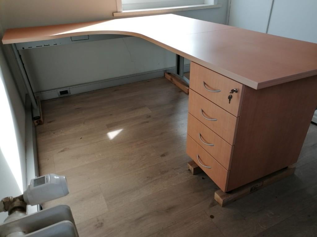 2 bureaus met kast, Huis en Inrichting, Bureaus, Ophalen, Zo goed als nieuw, Hoekbureau