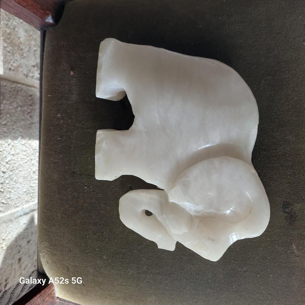 Éléphant en albâtre, Enlèvement ou Envoi