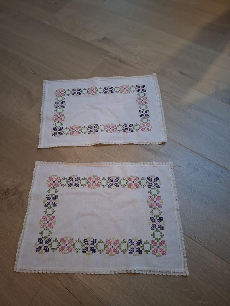 Geborduurde onderleggers (2 stuks), Ophalen of Verzenden, Zo goed als nieuw, Handborduren, Overige typen