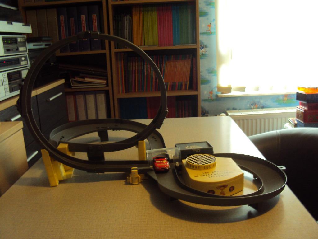 61    Cars1    Achtbaan met looping +auto, Kinderen en Baby's, Racebaan, Zo goed als nieuw, Elektrisch, Met looping