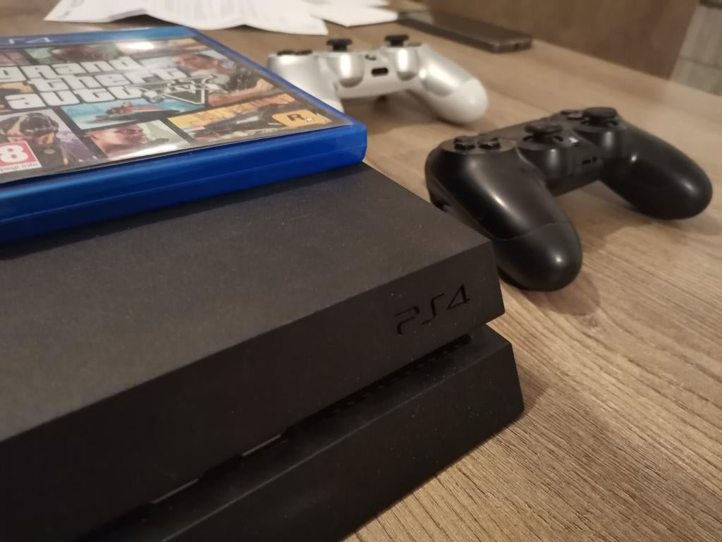 Ps4 Sony black Incl 2 controllers en 2 spelletjes, Enlèvement, Utilisé, Avec 2 manettes, Avec jeux