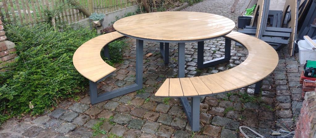Grote tuintafel met banken aan. Aluminium met volkern, Ophalen, Rond, Aluminium