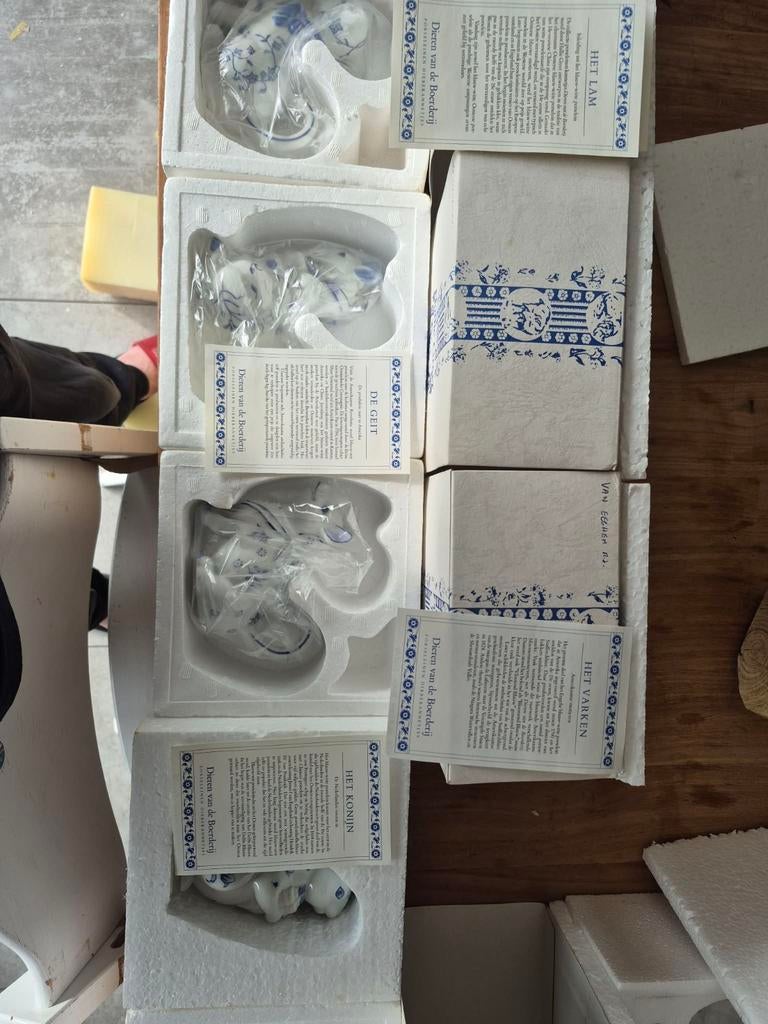 Set Porseleinen melk kannetjes, Ophalen