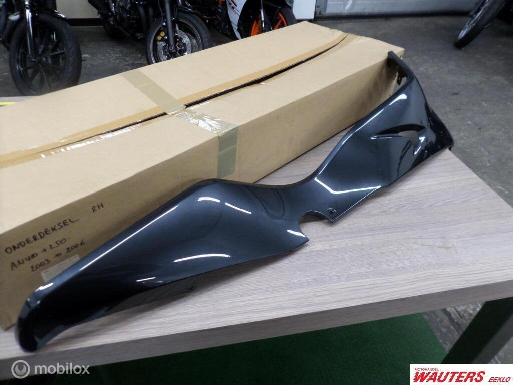 zijdeksel rh SUZUKI AN 250/400  bwj 03-06, Enlèvement ou Envoi, Utilisé