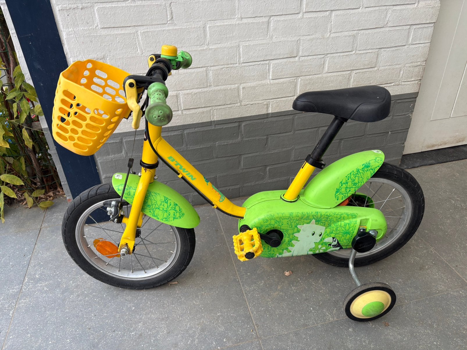 Kinderfiets 14 inch, b’twin met zijwieltjes, Fietsen en Brommers, Ophalen, Zo goed als nieuw, Zijwieltjes